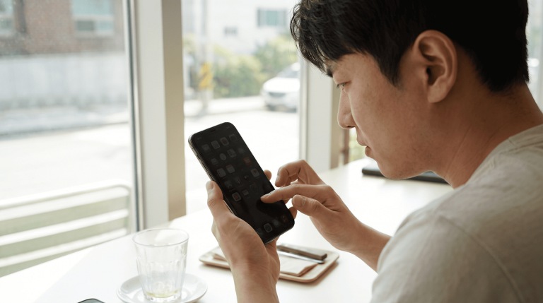 아이폰 화면 어두워짐