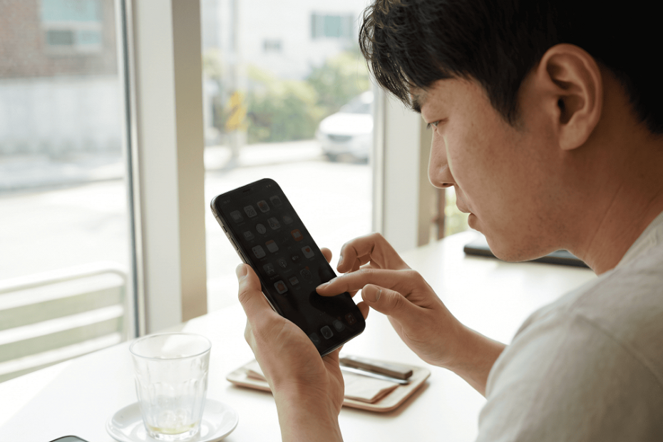 아이폰 화면 어두워짐